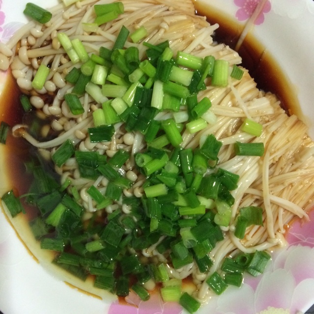 葱油金针菇——10分钟快手菜，你绝对不能错过的美味~