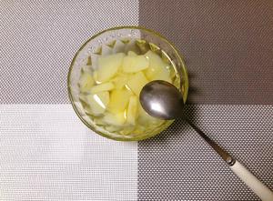 马蹄莲子百合梨汤的做法 步骤3