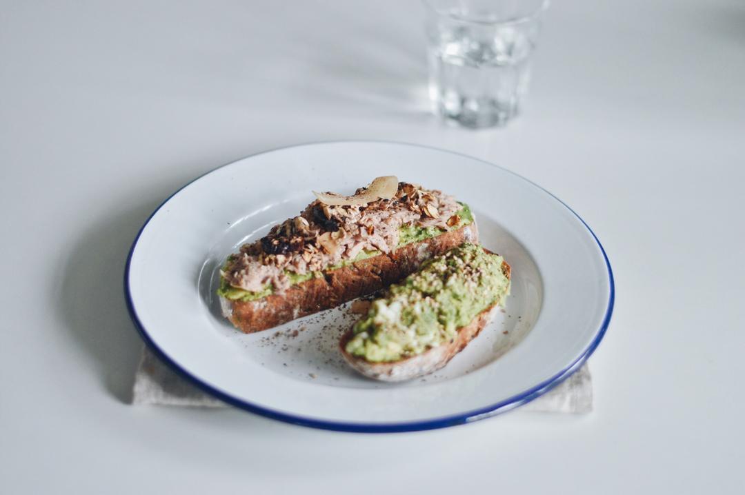 牛油果鸡蛋三明治