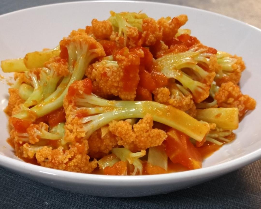 只需油盐的西红柿炒花菜，很粉好好吃。