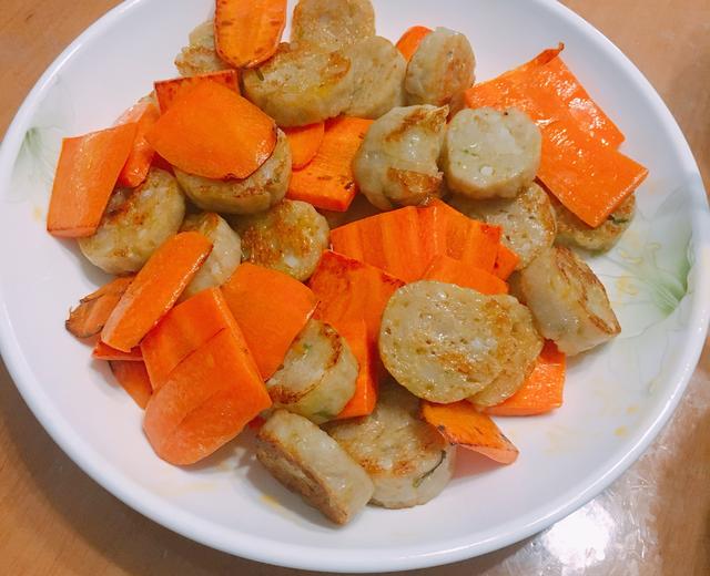 胡萝卜炒鱼卷的做法