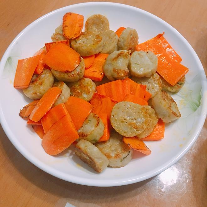 胡萝卜炒鱼卷的做法