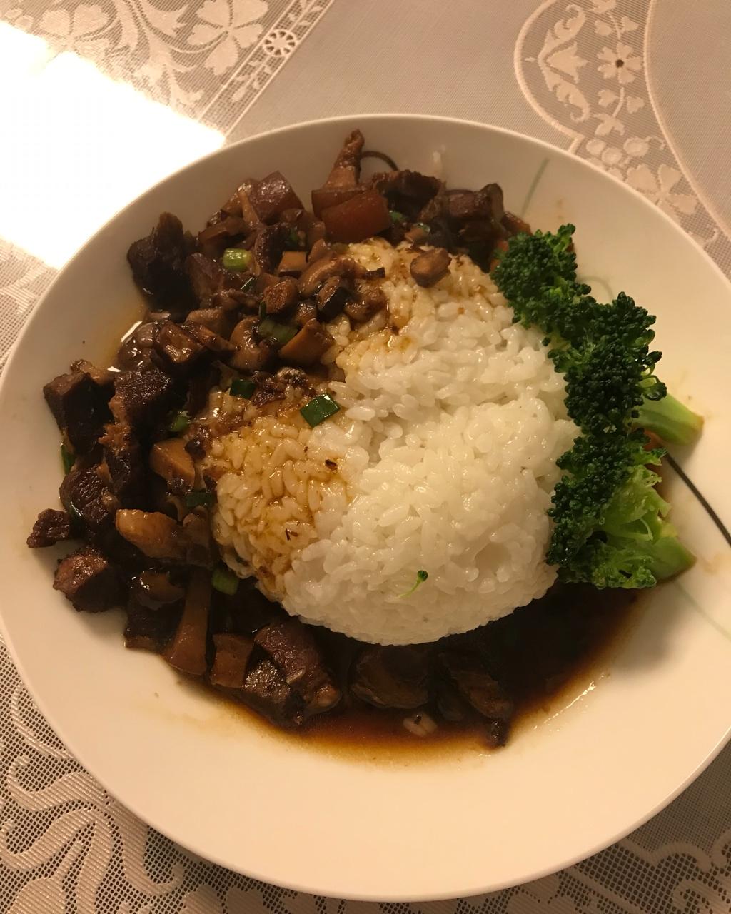 洋葱酥卤肉饭