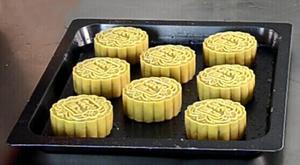 广式单黄莲蓉月饼的做法 步骤11