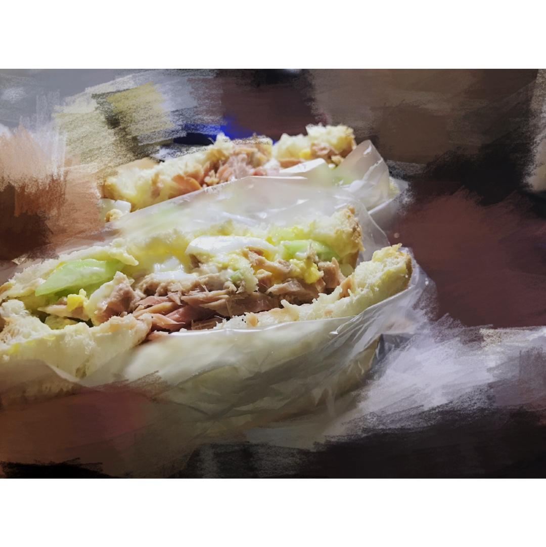 吞拿鱼（金枪鱼）鸡蛋沙拉三明治—加了黄瓜更小清新了哟