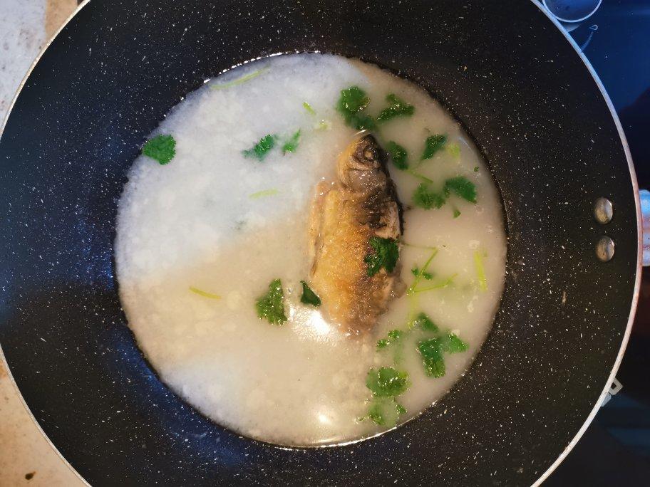 清炖鲫鱼汤 三个关键步骤让你轻松炖出汤浓味鲜色白似奶的鲫鱼汤