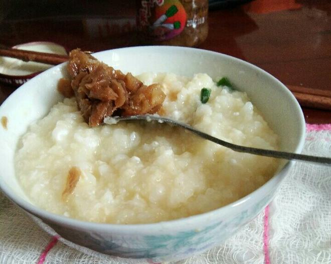 电饭锅咸蛋小米粥的做法