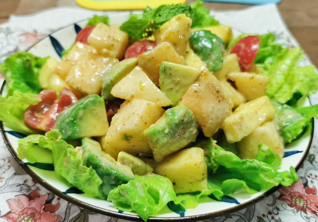 飨飨做的牛油果沙拉