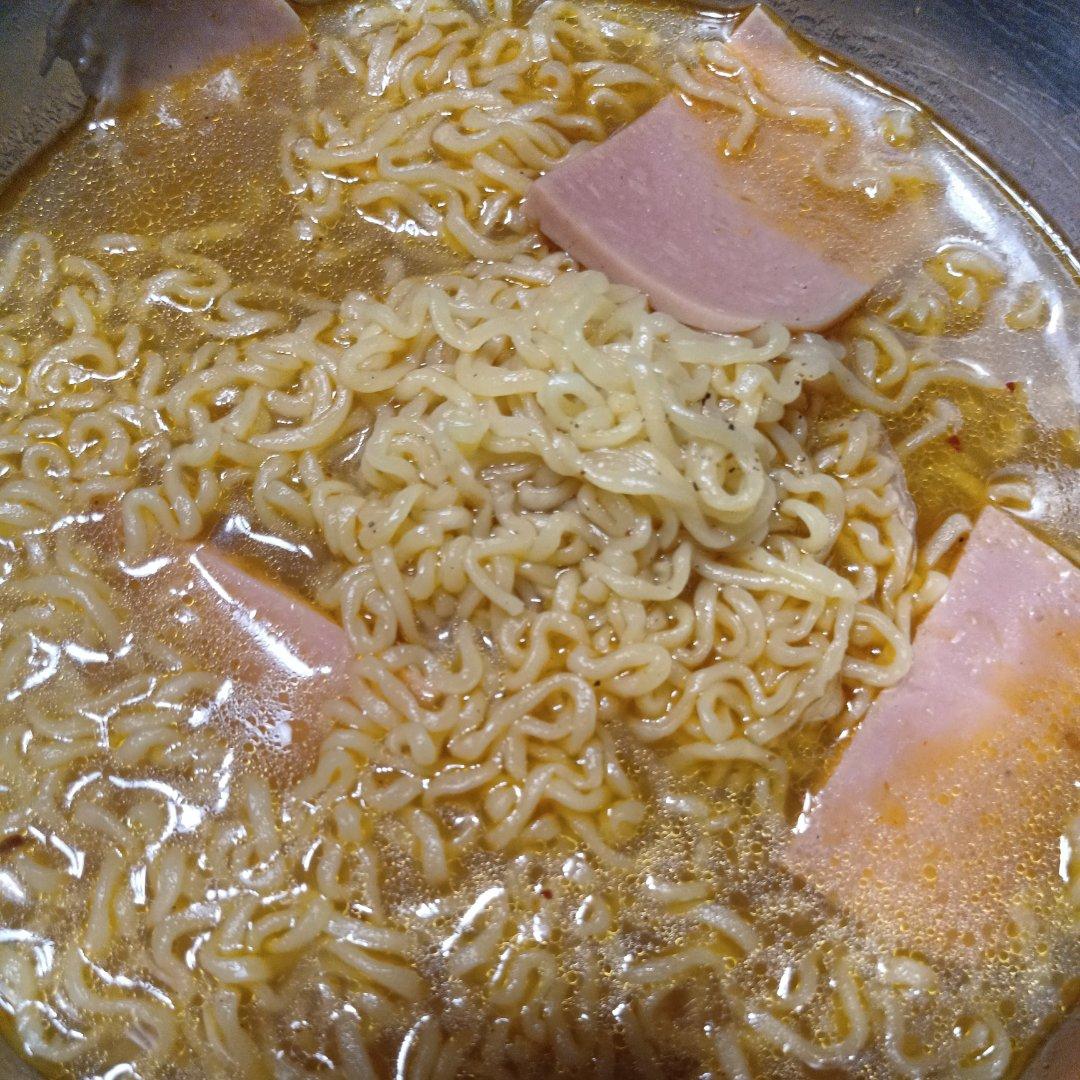 深夜食堂-热气腾腾的煮泡面