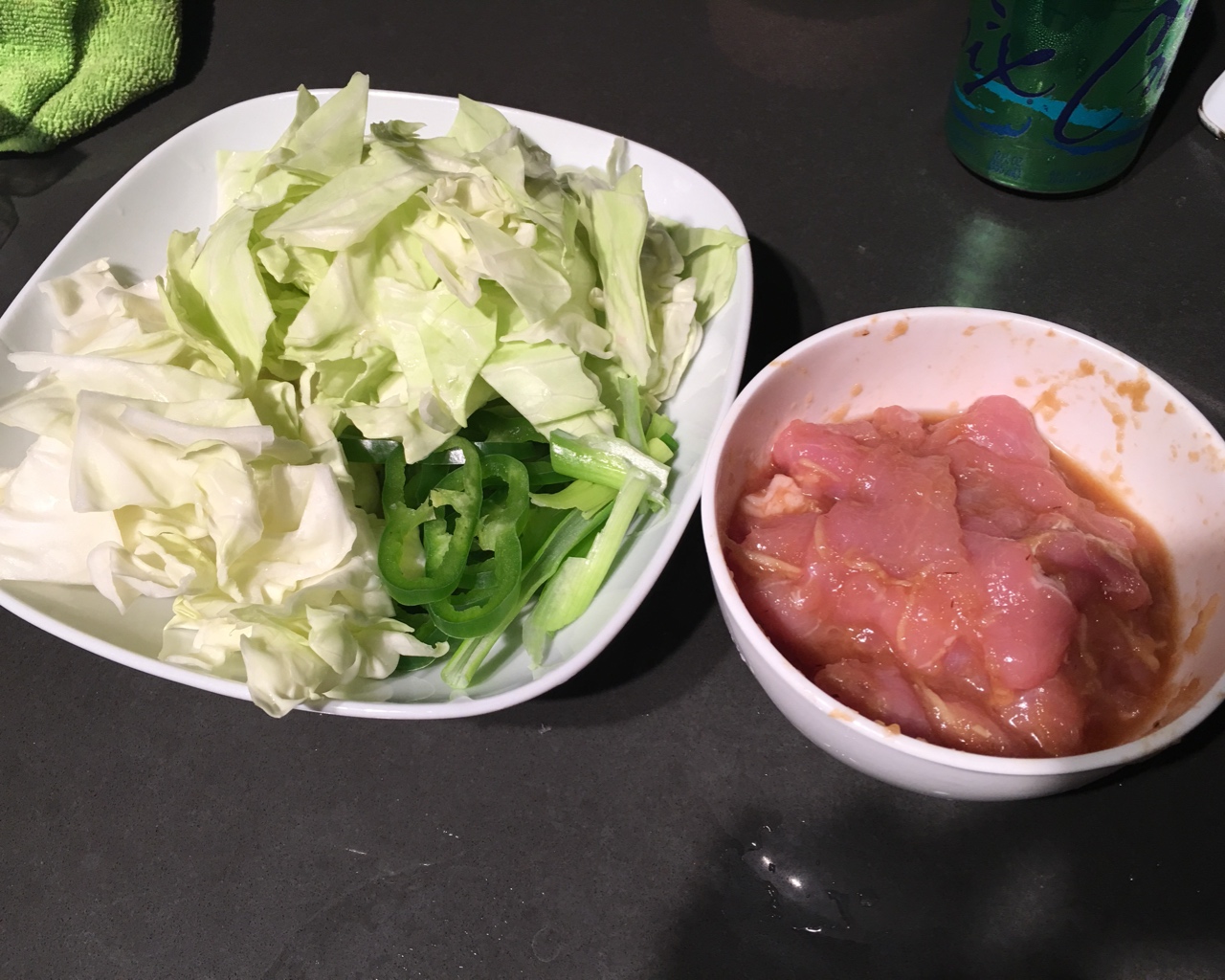 🐷姜烧猪肉炒卷心菜的做法 步骤4