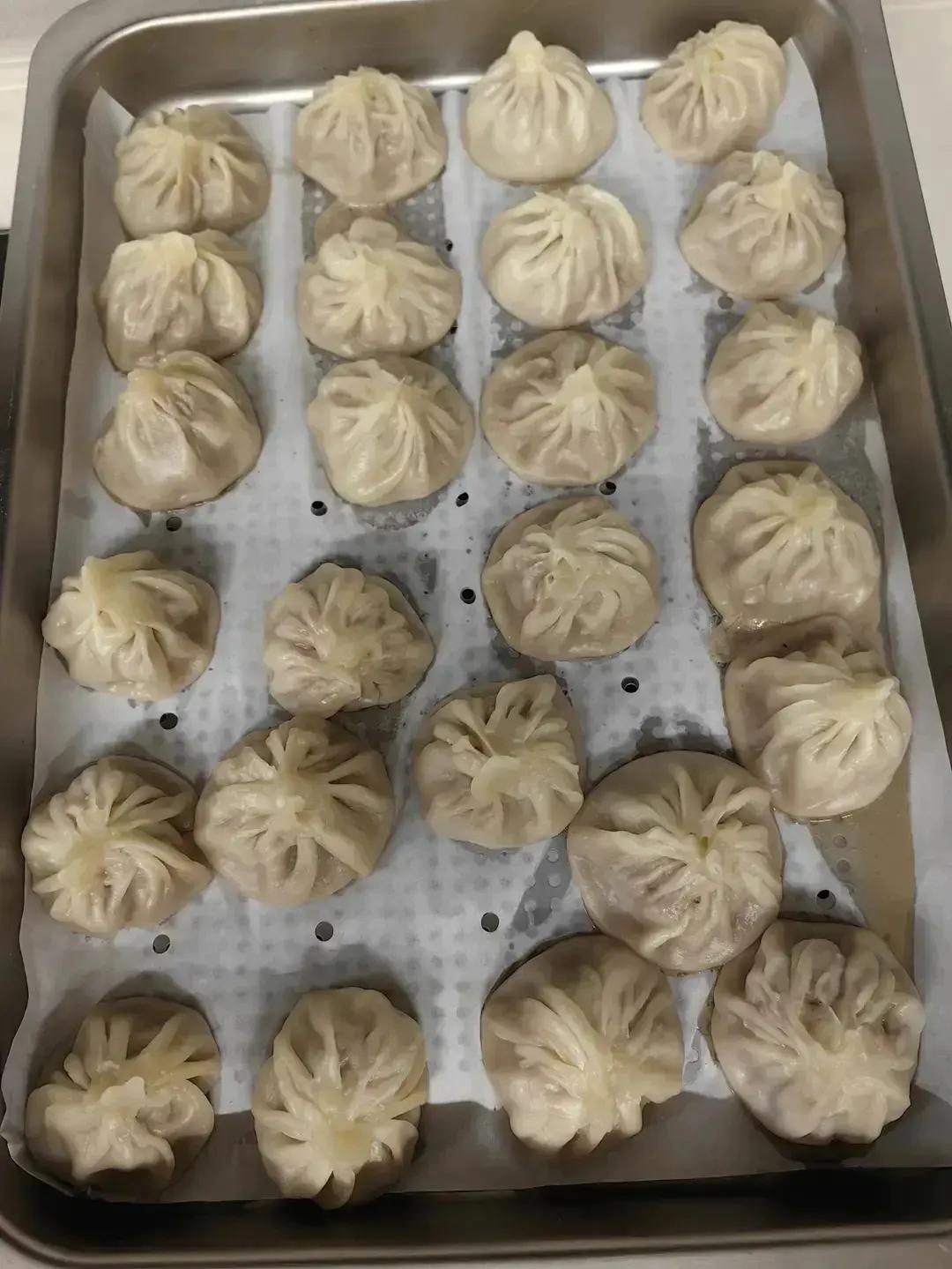 小笼包：一口爆汁！