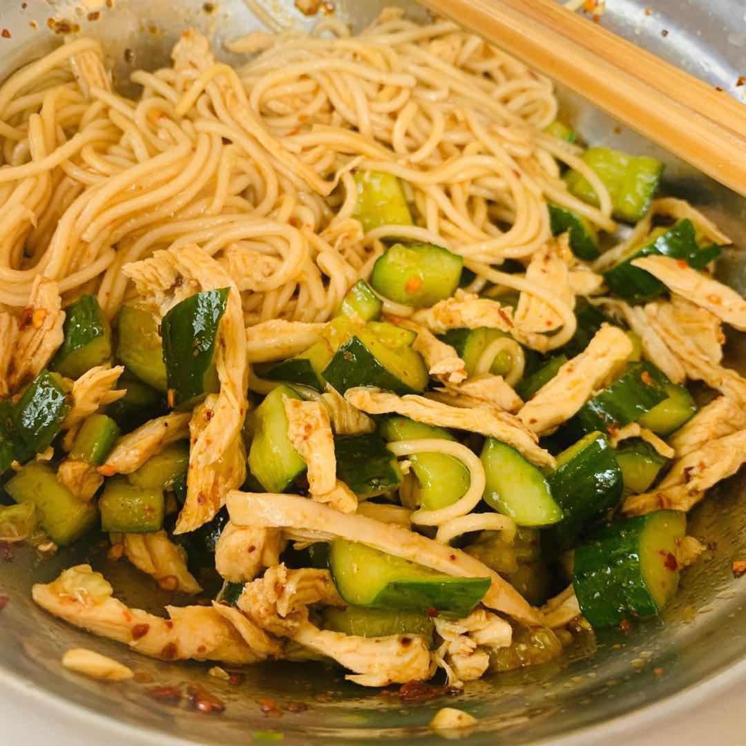 超简单减脂期拍黄瓜鸡丝拌面的做法