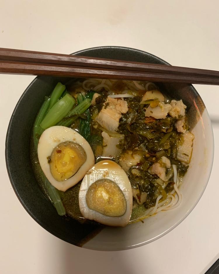 教你在家也可以做的榨菜肉丝面，香辣开胃，面条好吃到连汤都不剩