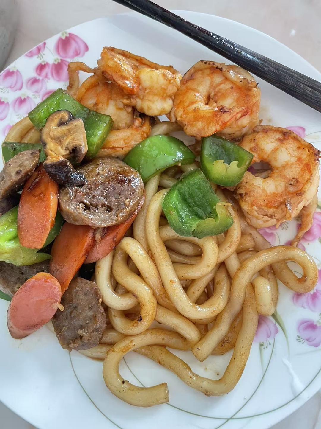 虾仁炒乌冬面～酱汁浓郁，瞬间光盘