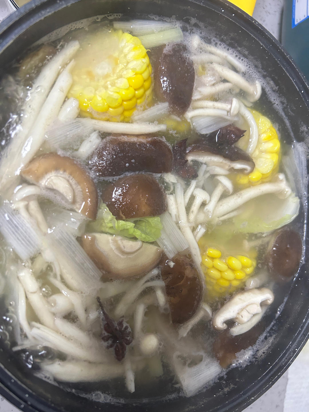 不用火锅底料也鲜美好吃的家庭版清汤锅底