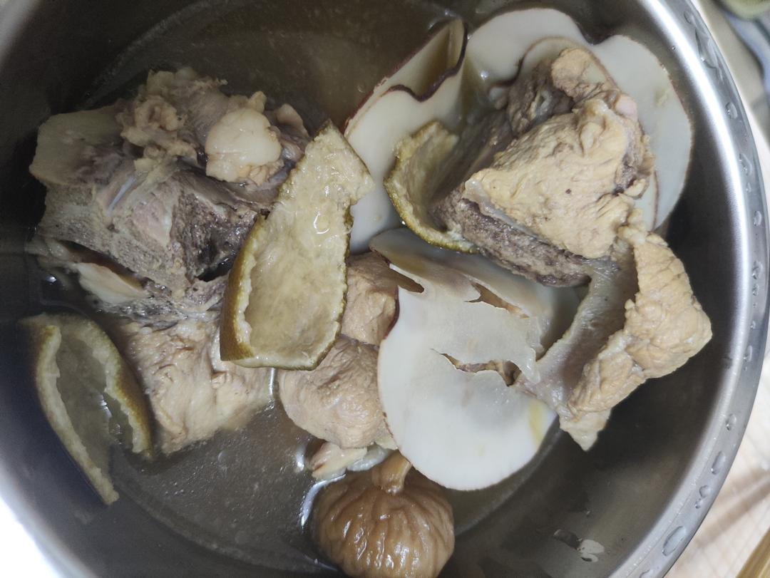 滋阴、止咳化痰、润肺 【海底椰雪梨猪骨汤】