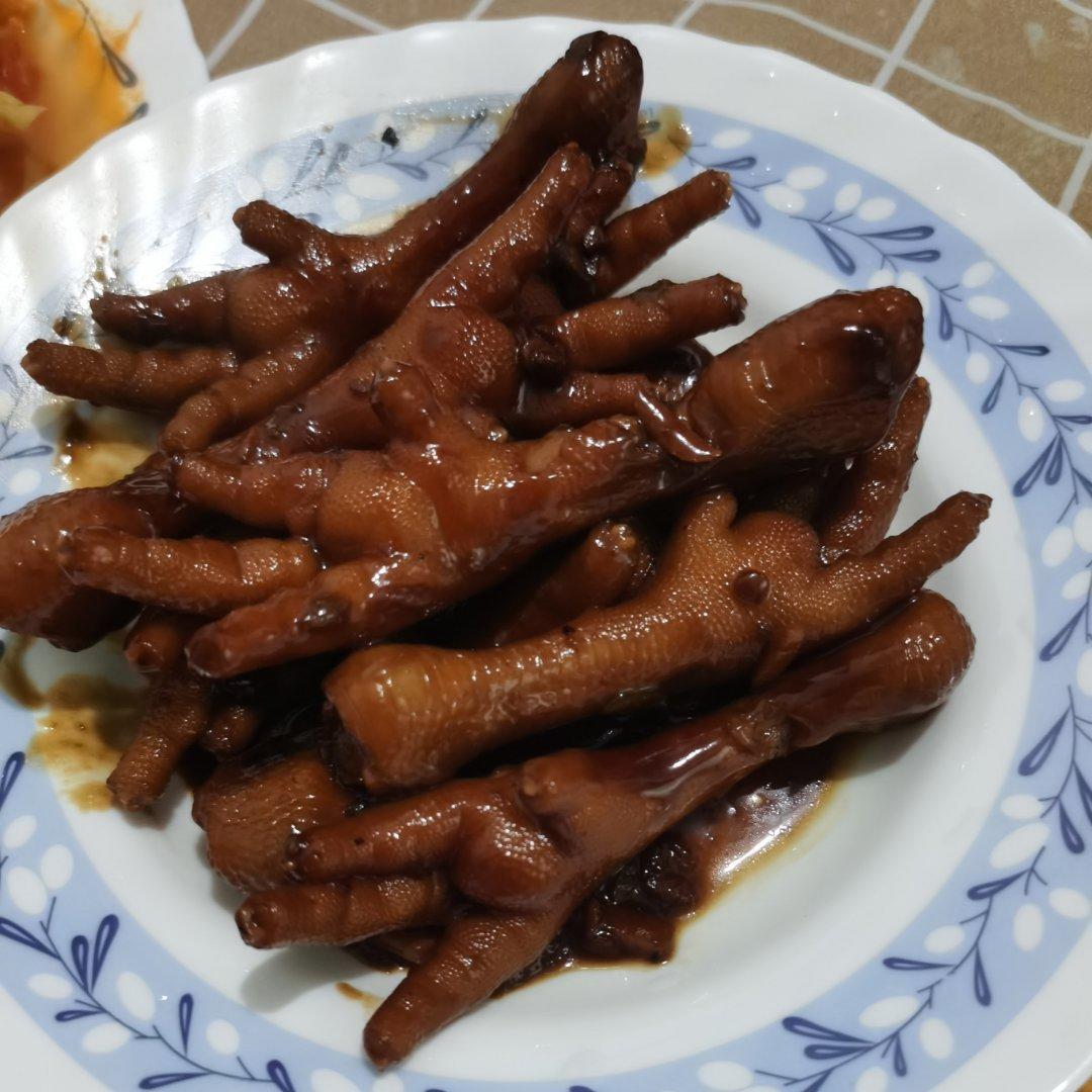 【酱焖鸡爪】酱香浓郁，软烂入味，非常好吃