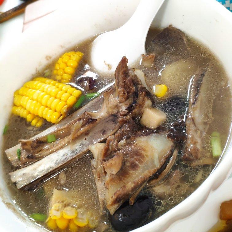 胡萝卜玉米排骨汤