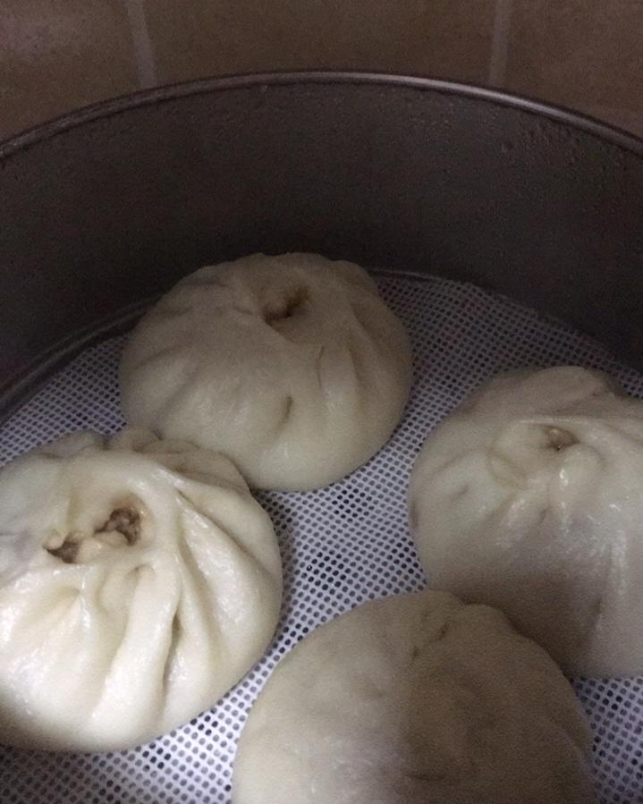 松软多汁的肉包子