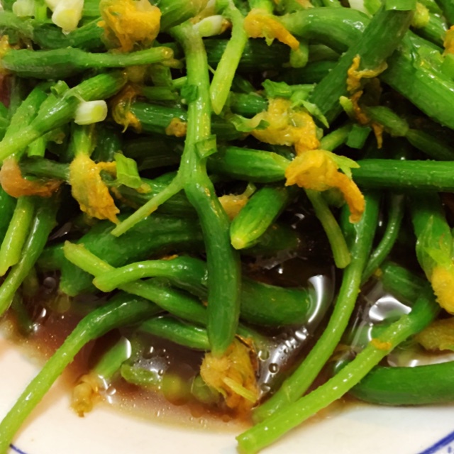 清炒顶花小黄瓜