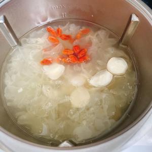 新鲜银耳莲子百合汤的做法 步骤5