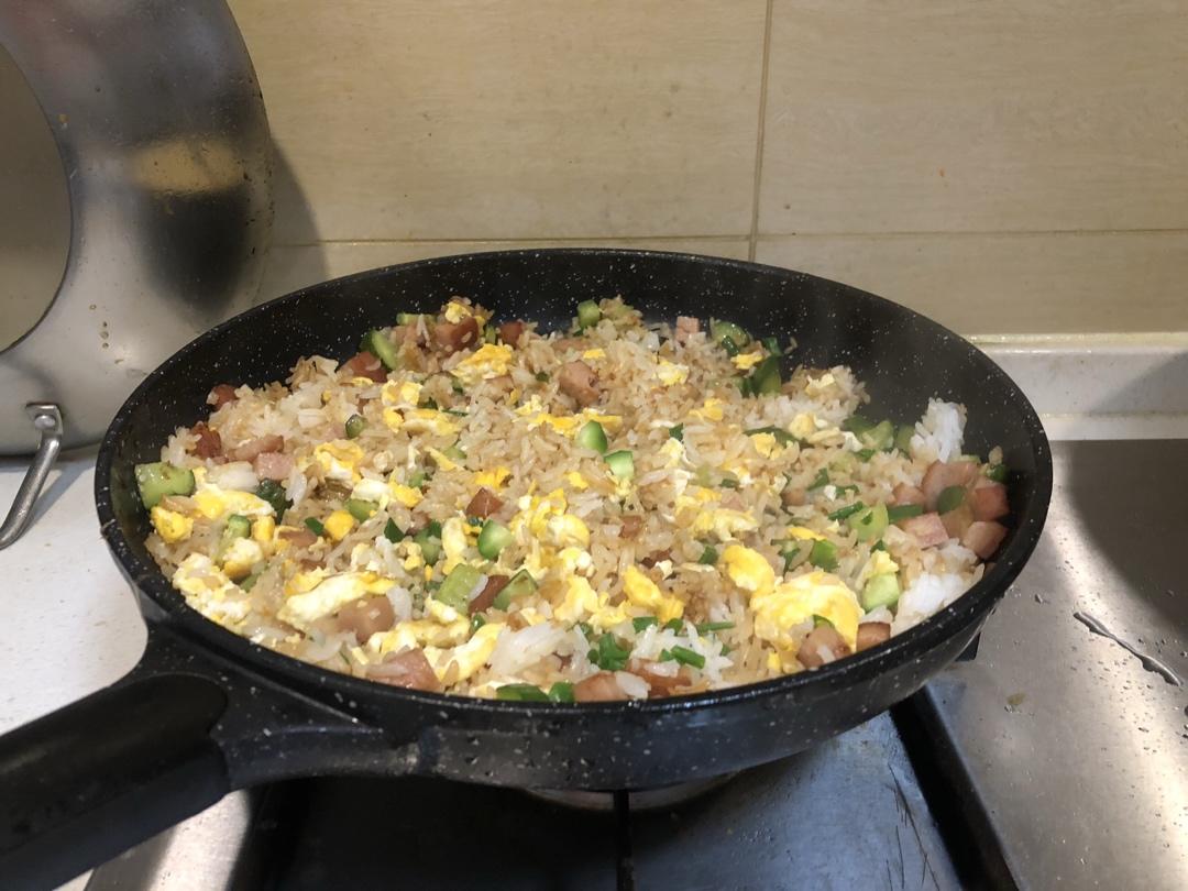 快手午餐肉炒饭