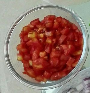 西式番茄土豆蚬肉汤的做法 步骤2