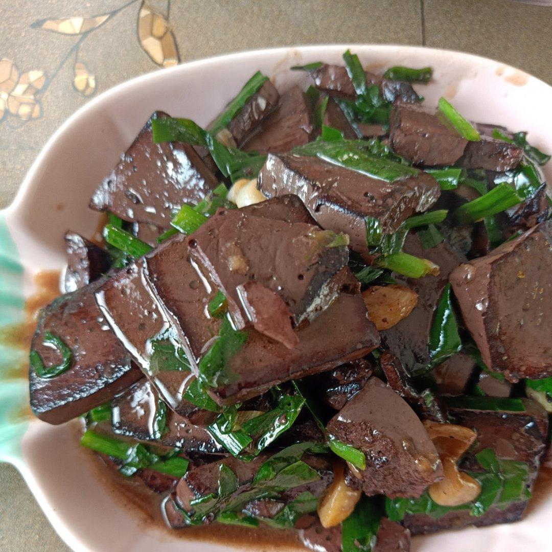 猪血炒韭菜，每周吃两三次，养胃补血，气色佳