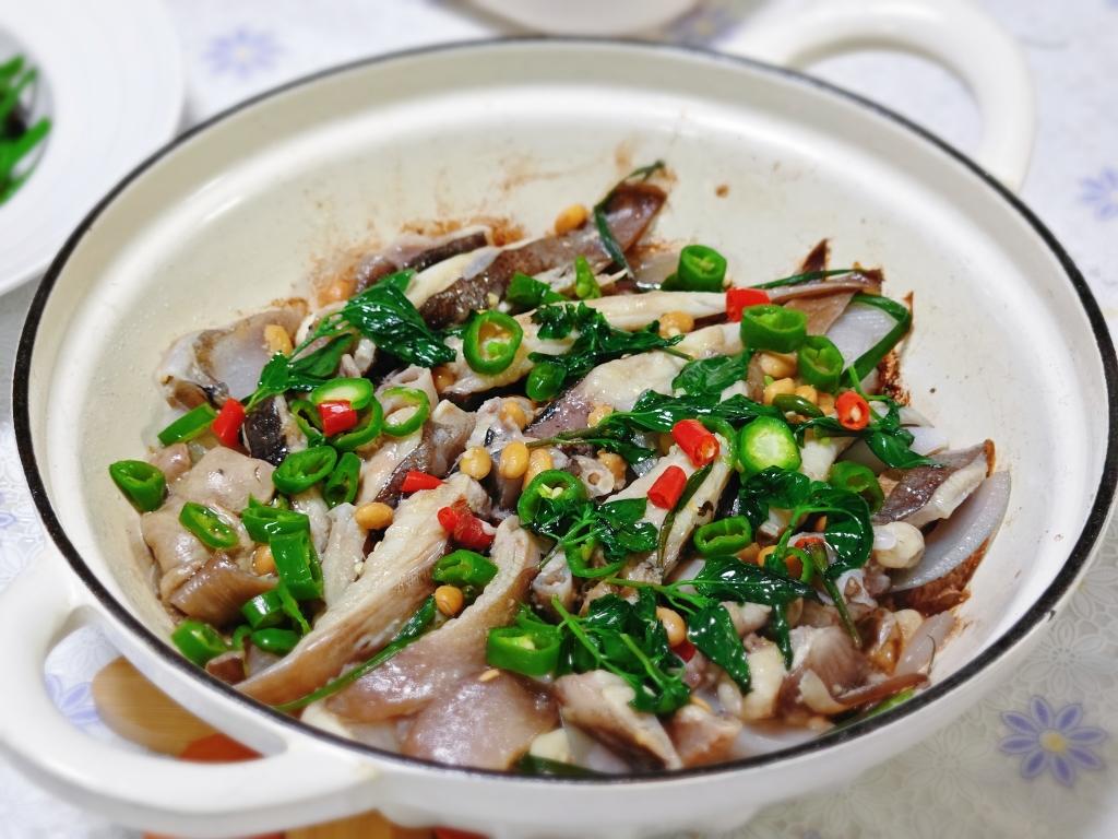 珐琅锅焗鸡腿鱼