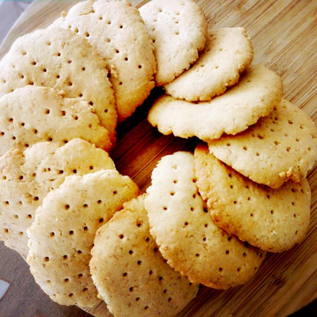 公羽人白做的全麦甜酥饼干