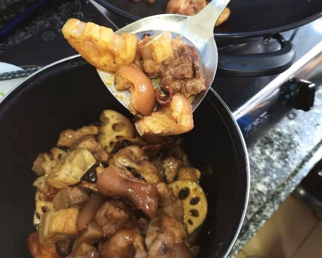 莲藕焖猪手的做法