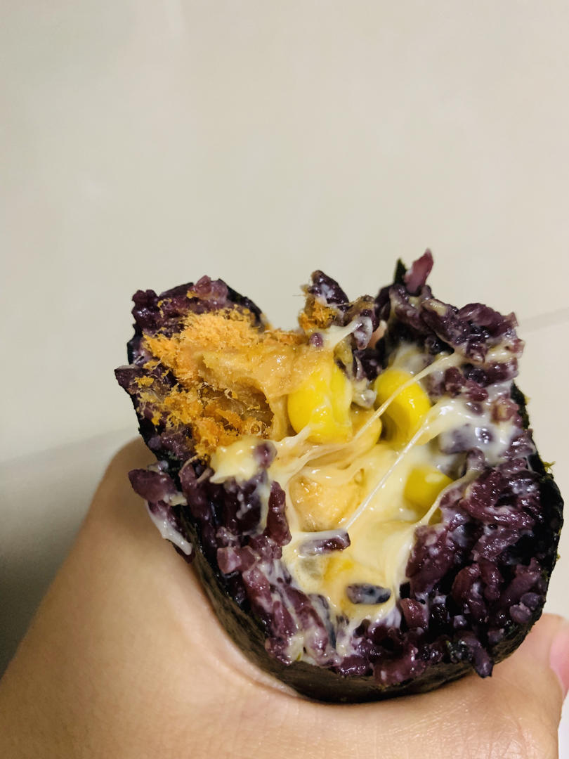 紫米肉松咸蛋黄芝士饭团