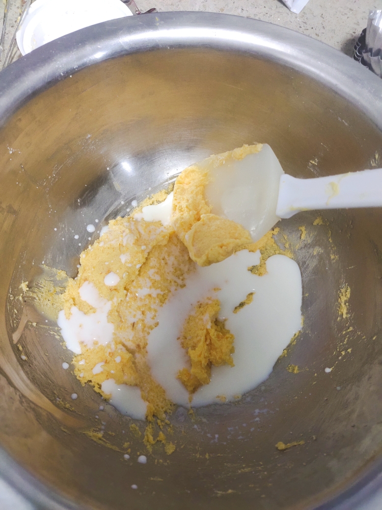 星空流沙软欧包，一口爆浆❤️冷藏发酵或直接法面包，咸蛋黄控必入的做法 步骤3