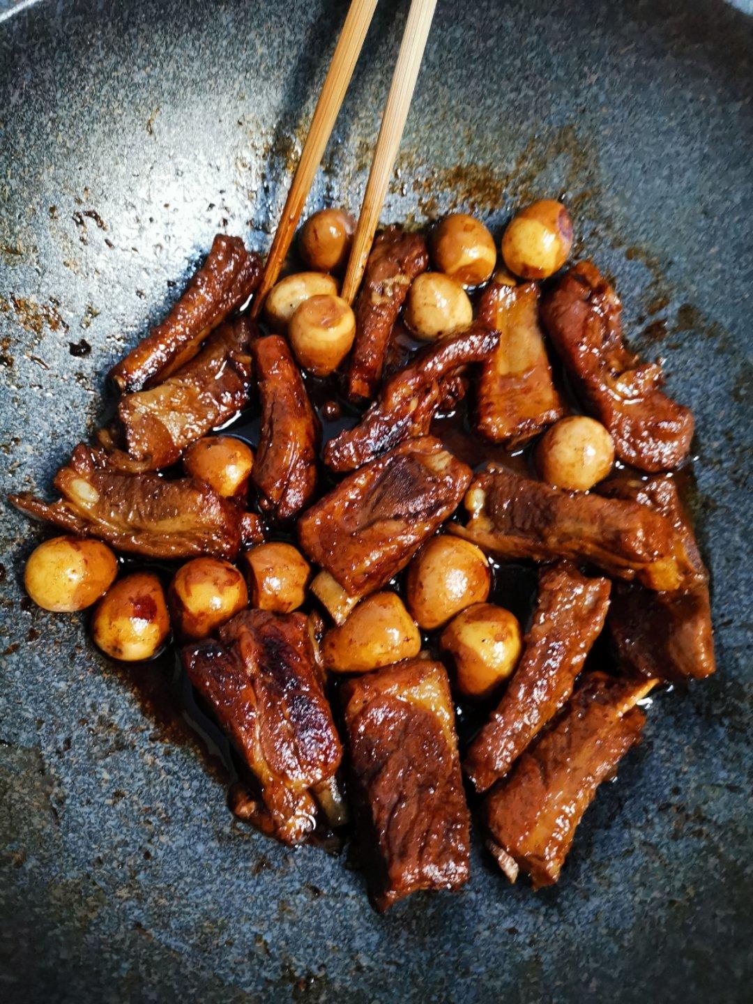 鹌鹑蛋红烧排骨