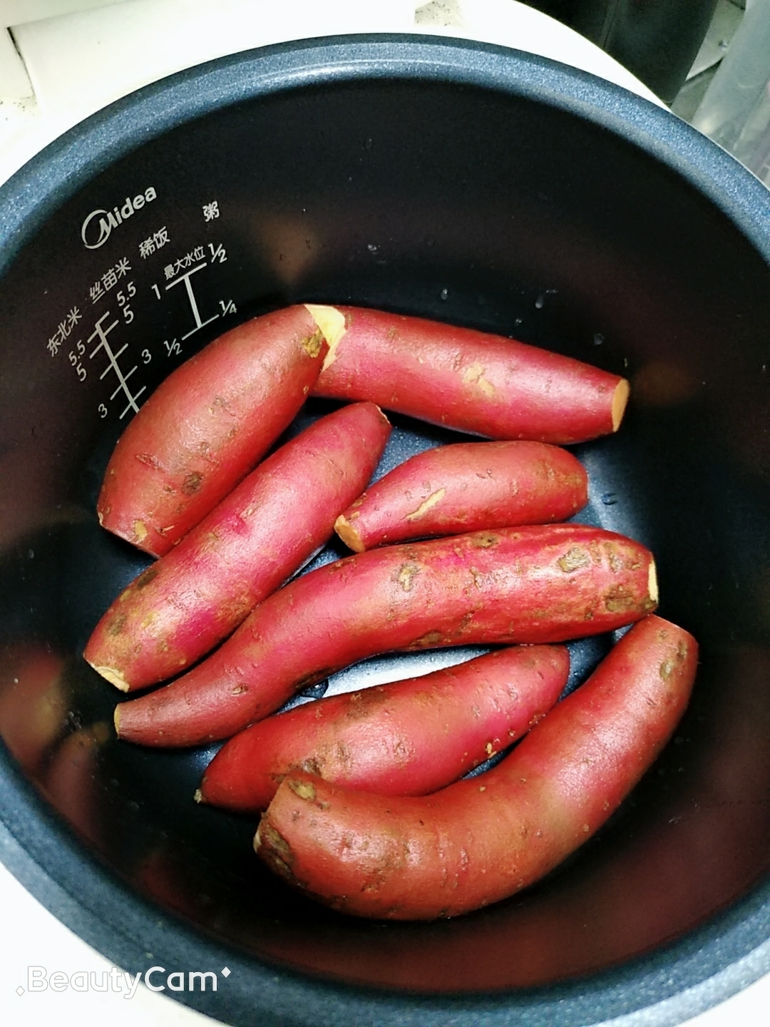 零失败的电饭煲焖红薯的做法 步骤1