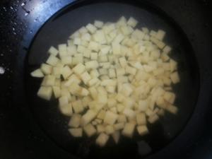 超容易炸土豆丁的做法 步骤2
