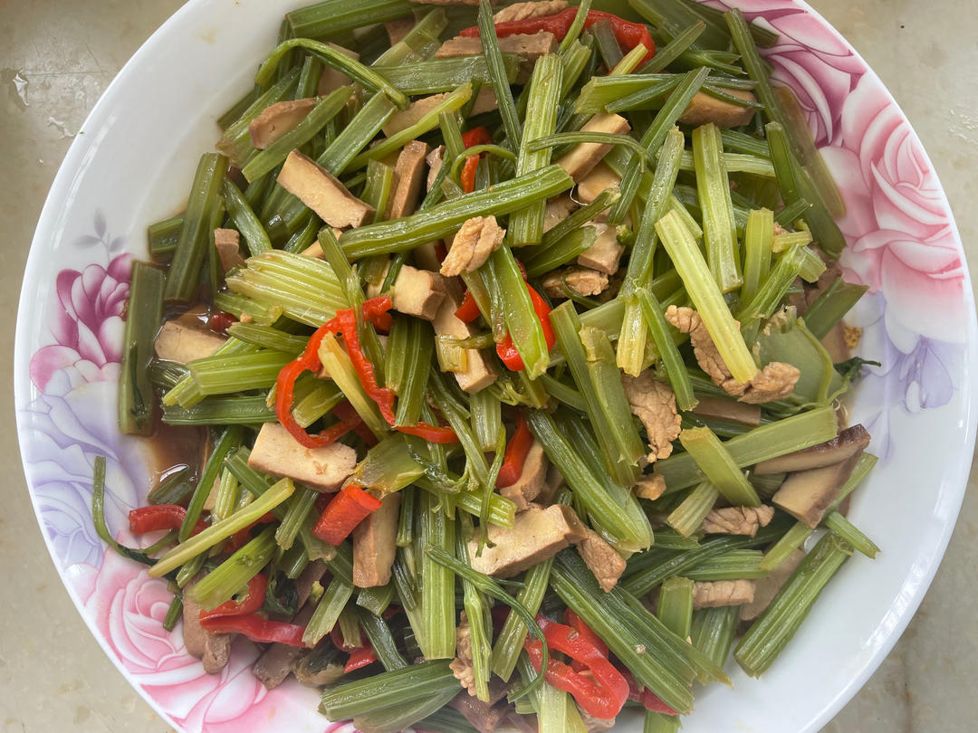 午餐晚餐简单快手下饭菜芹菜炒香干