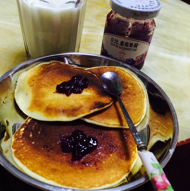 【酸奶松饼yogurt pancake】，搭上黑莓果酱和枫糖的美味。