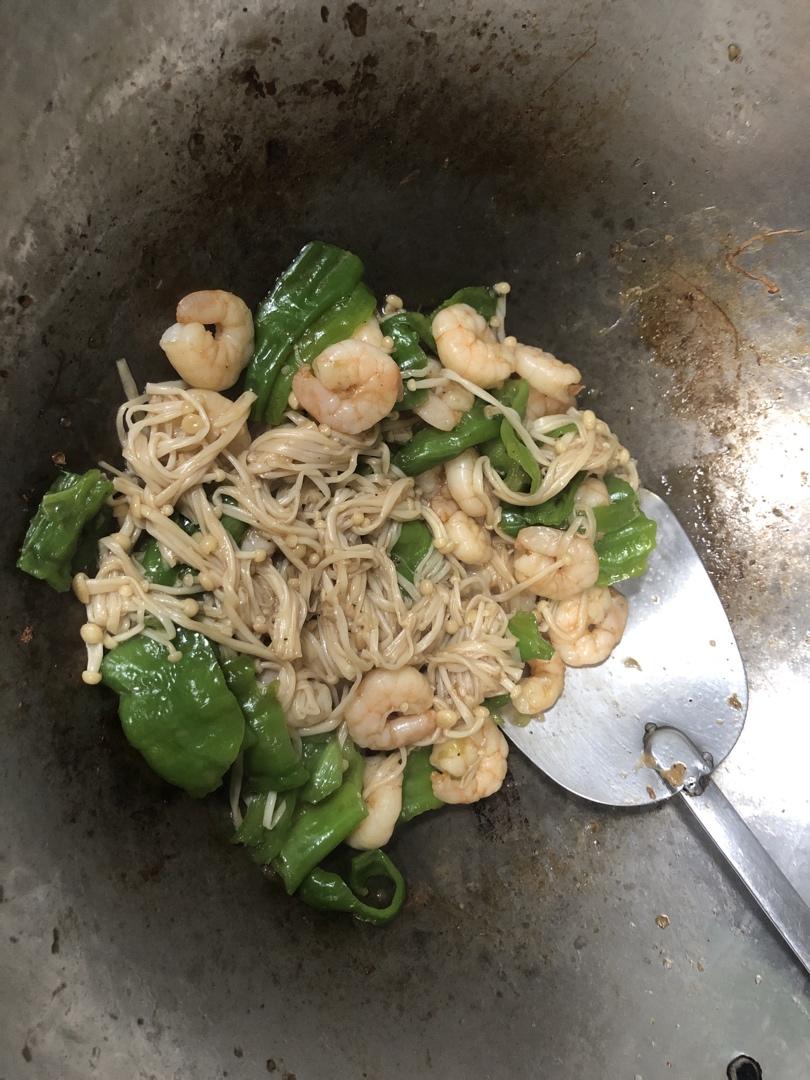青豆，胡萝卜，玉米炒虾仁。