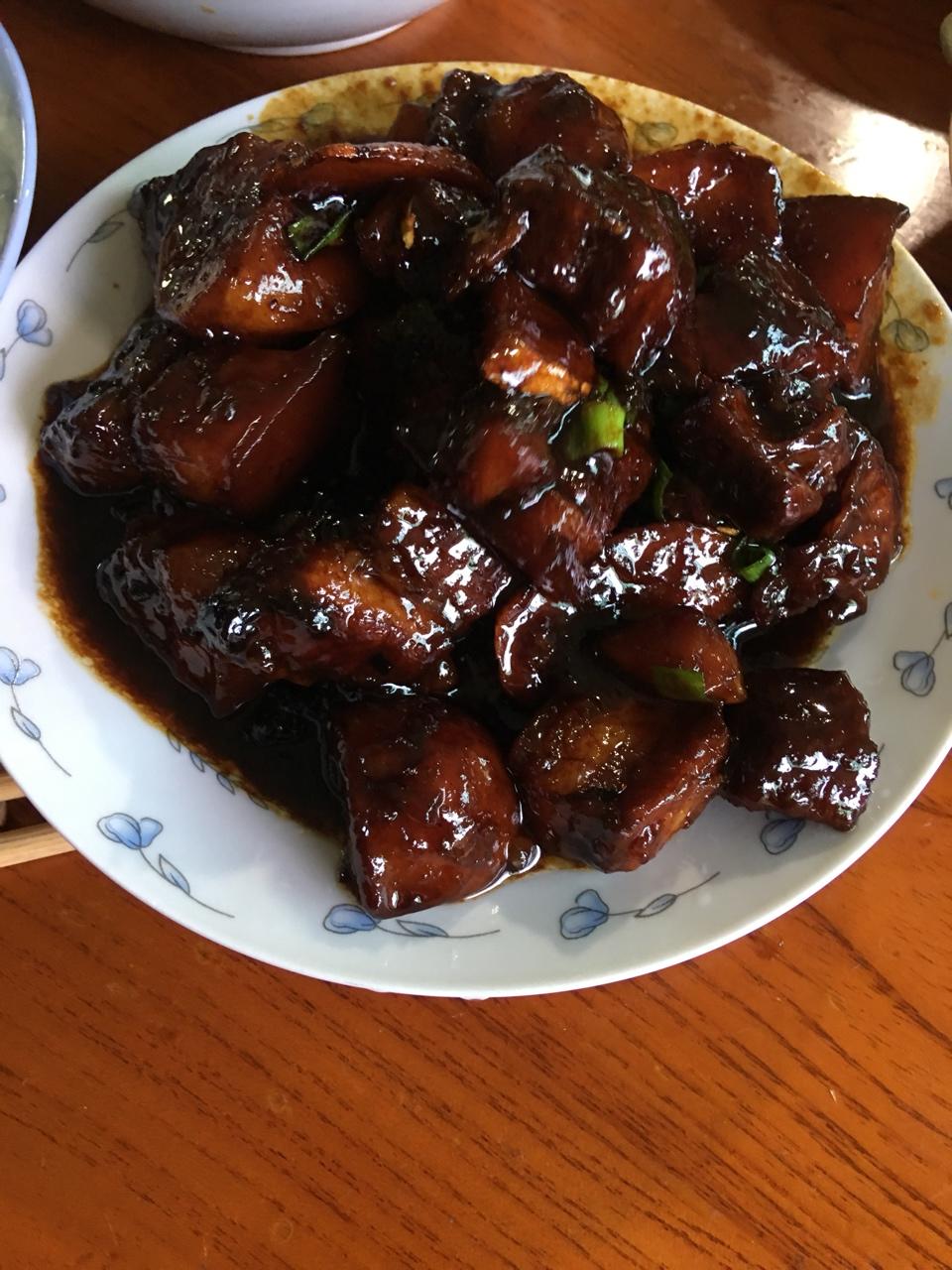吃着碗里望着锅里的红烧肉