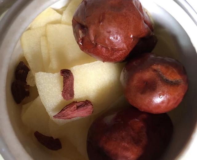 苹果枸杞红枣汤的做法