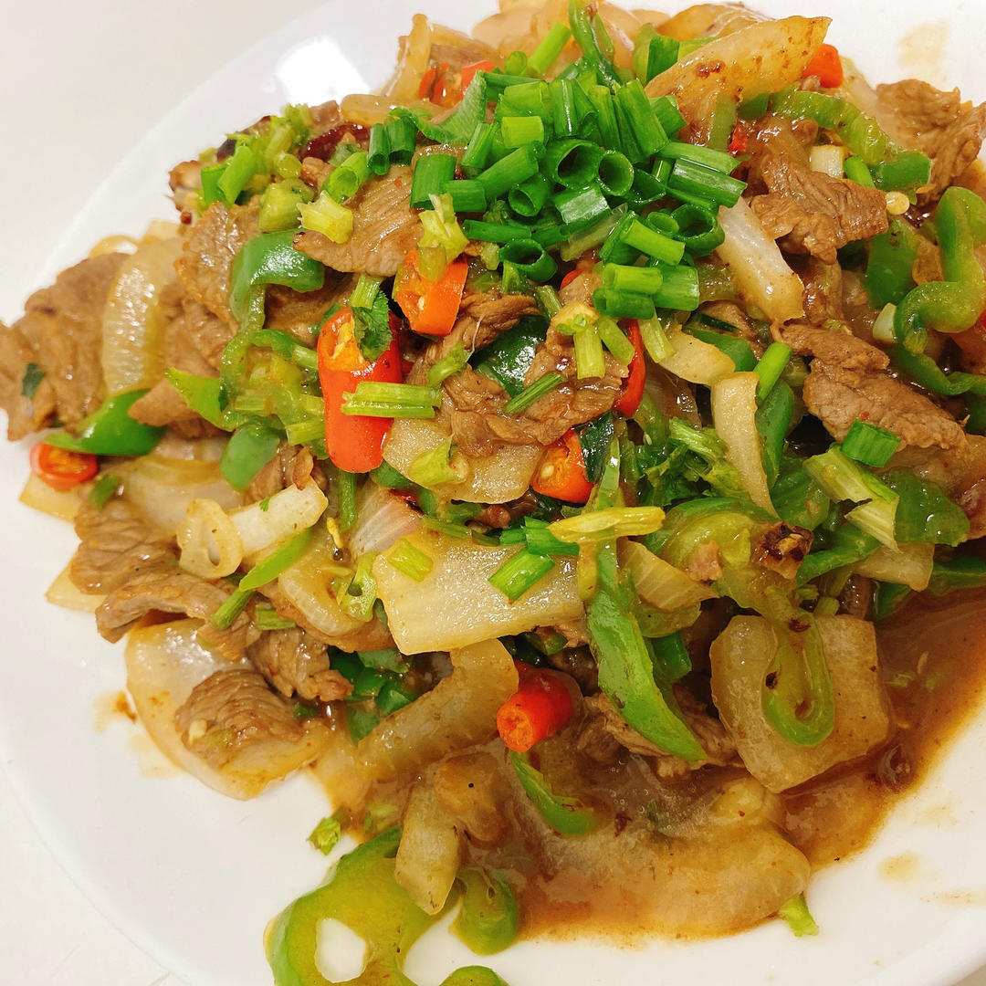 厨师长教你：“葱爆牛肉”的家常做法，葱香味浓郁先收藏起来