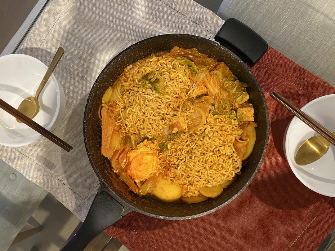 视频【韩国芝士部队锅】香辣美味，不需要厨艺！——松下塔吉锅食谱