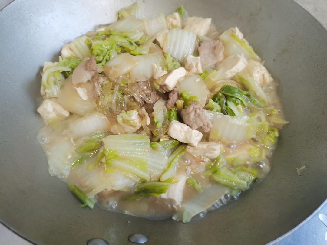 五花肉豆腐炖白菜