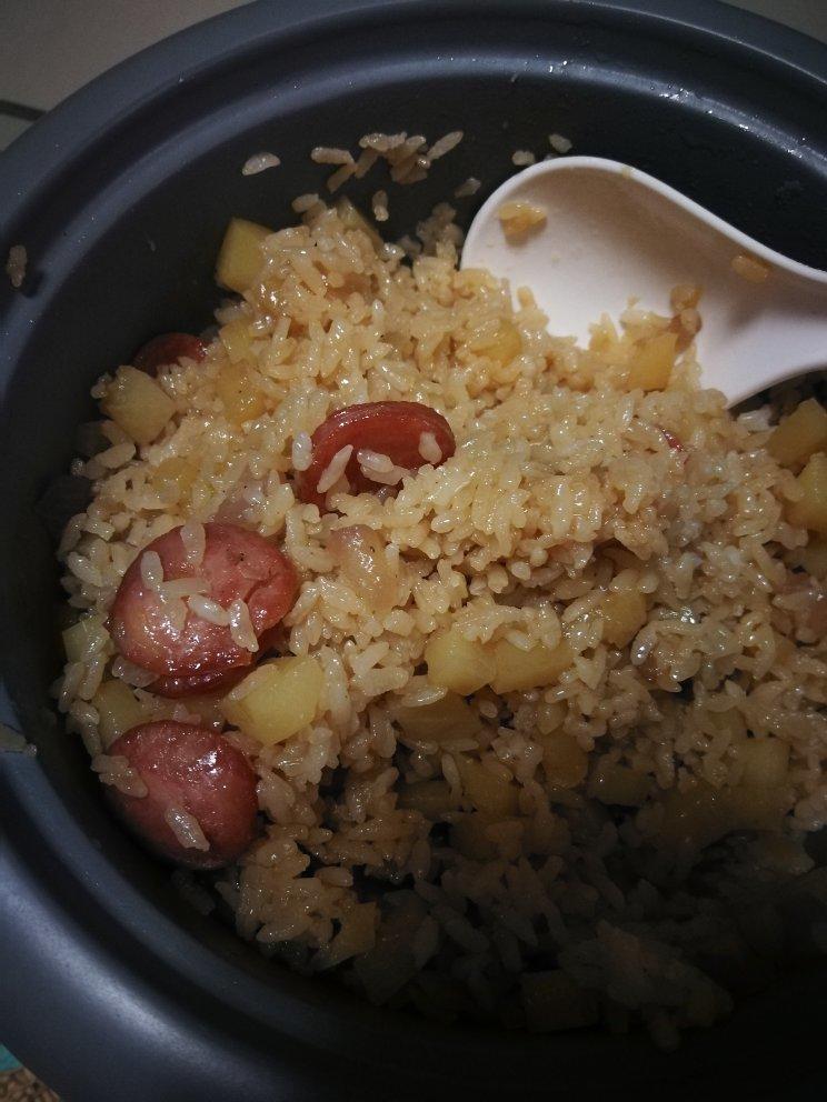 萱宝宝儿妈做的电饭煲版:香肠土豆饭煲仔饭(绝对的美味)