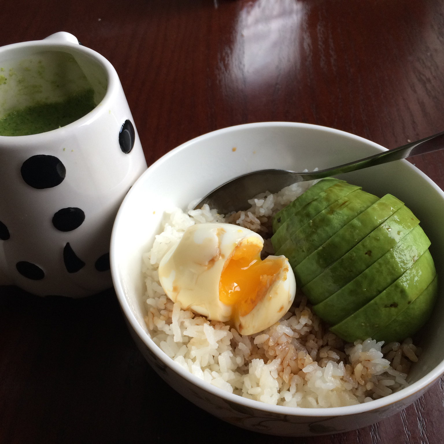 一人食牛油果溏心蛋拌饭