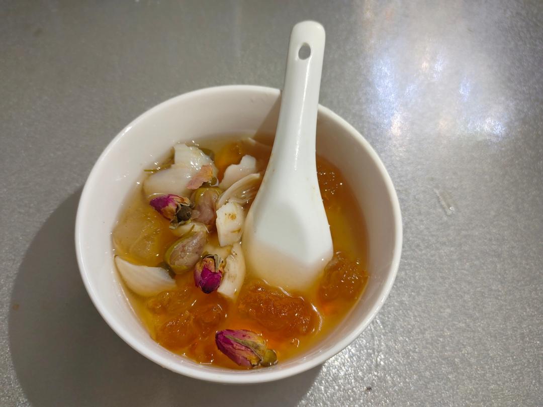 桃胶莲子玫瑰羹