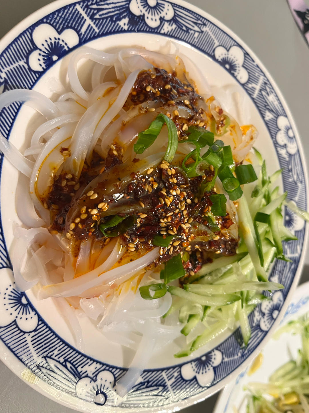 自制凉粉，含完全不同的两种口味料汁