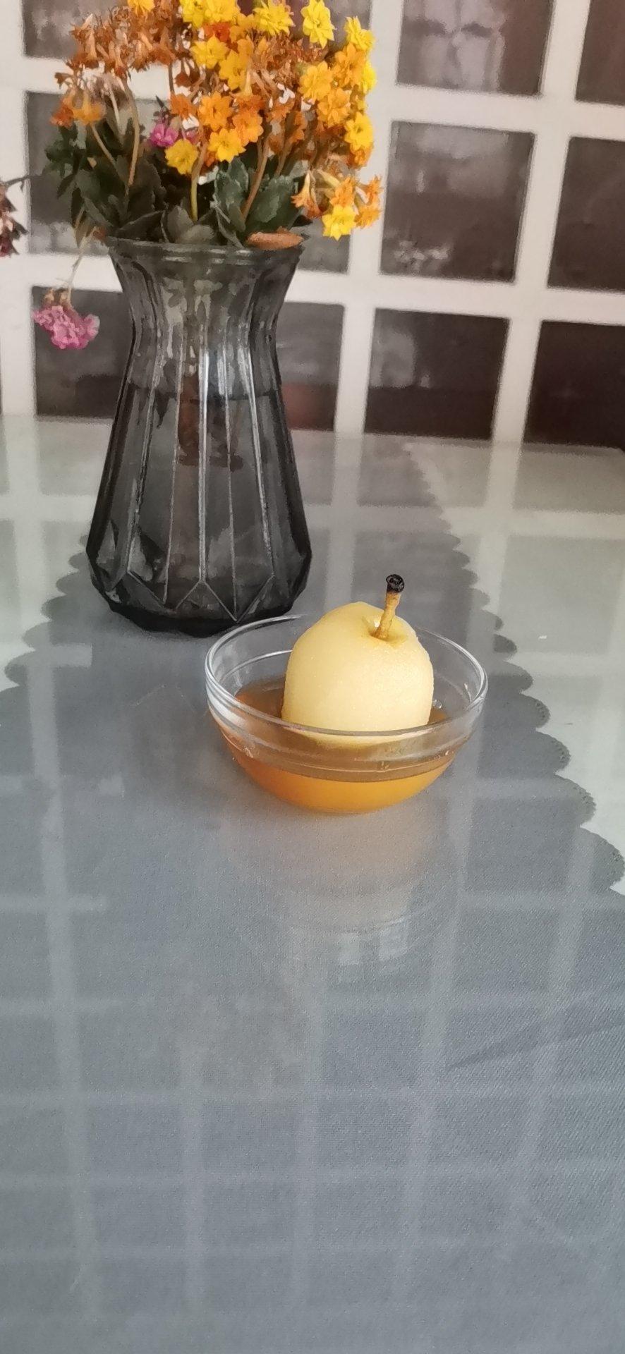 炆煮香梨配香草冰淇淋