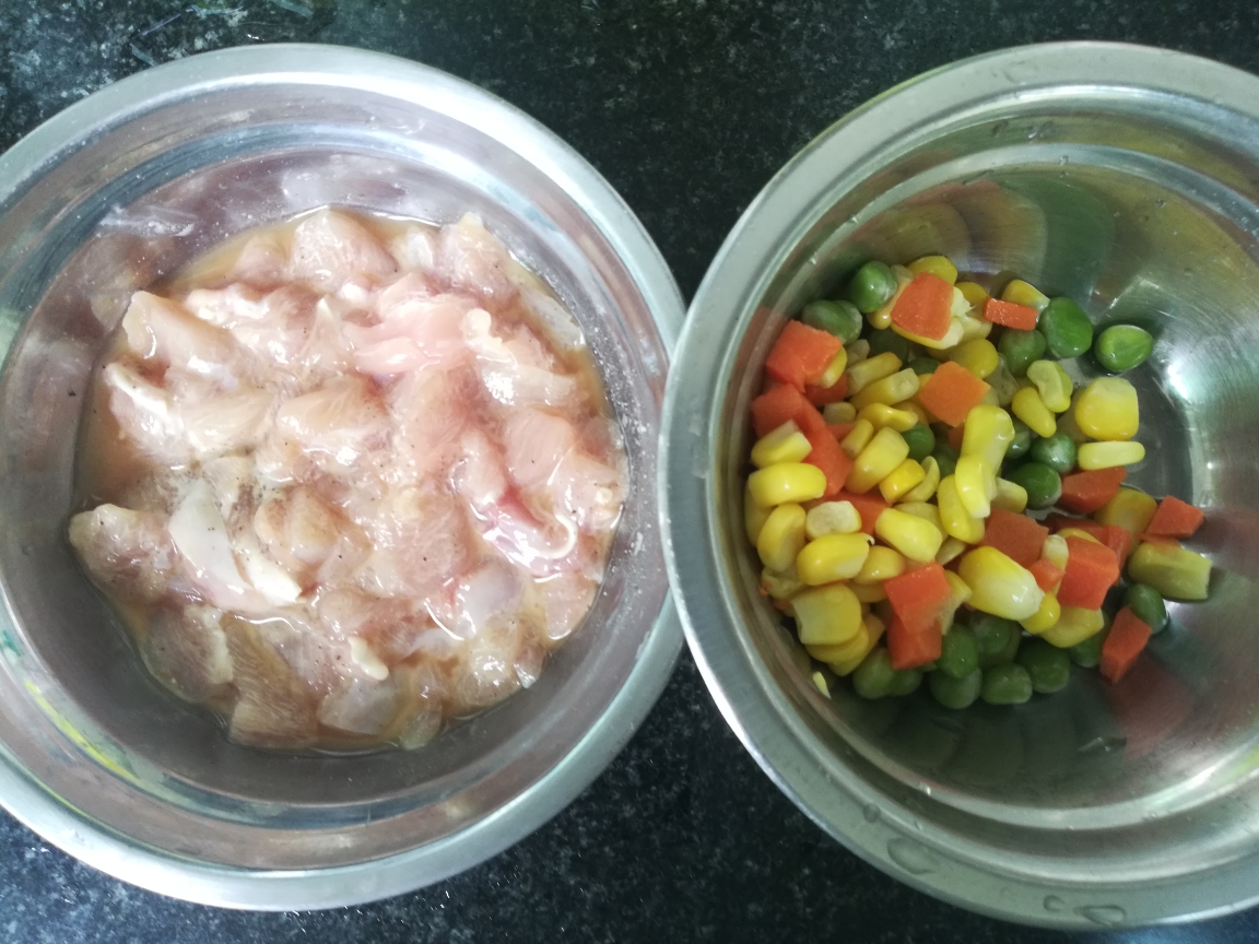 鸡肉杂蔬焖杂粮米饭（小熊电炖盅版）的做法 步骤2